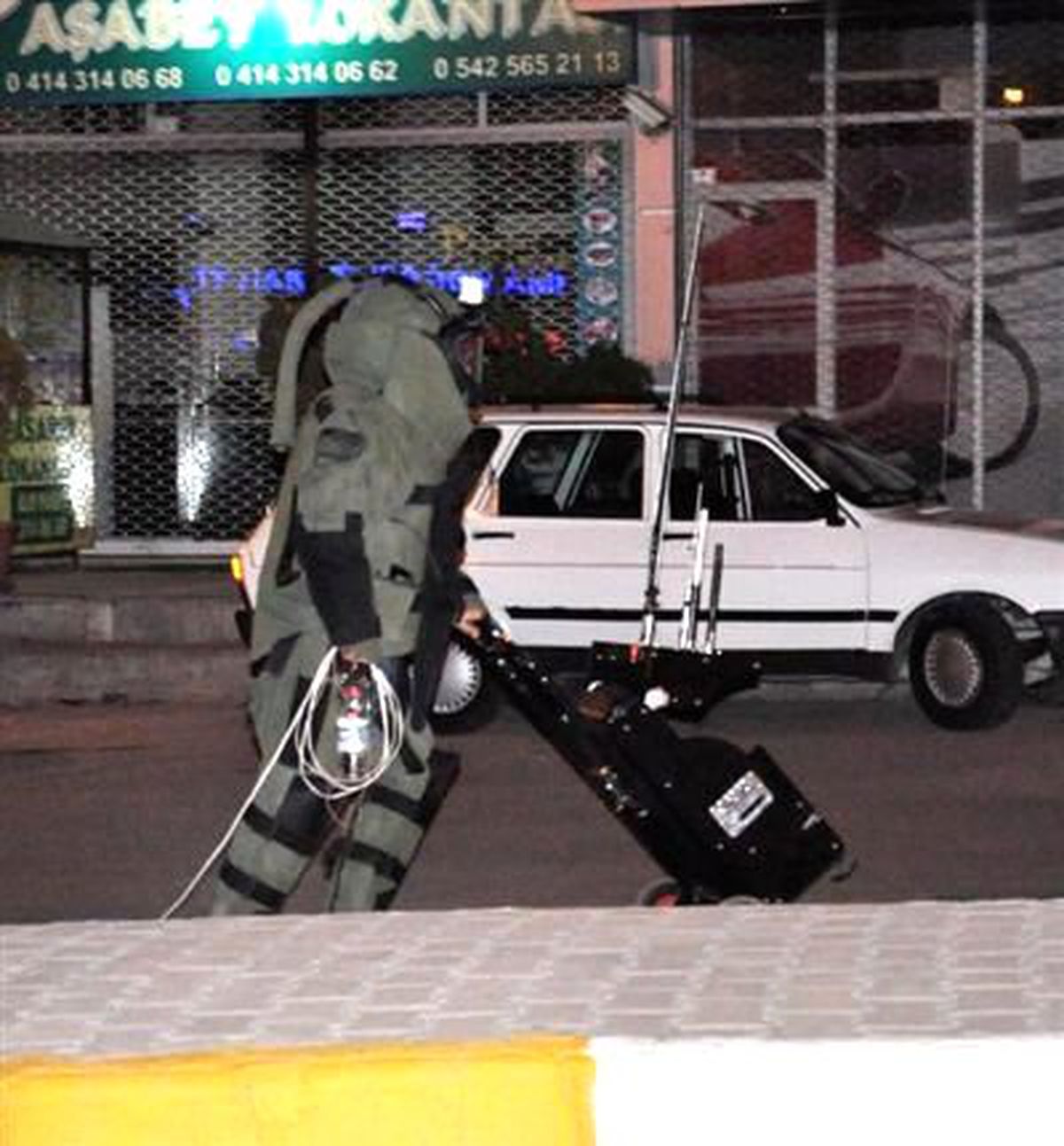 Bomba İmha Uzmanlarının Şüpheli Paket Mesaisi