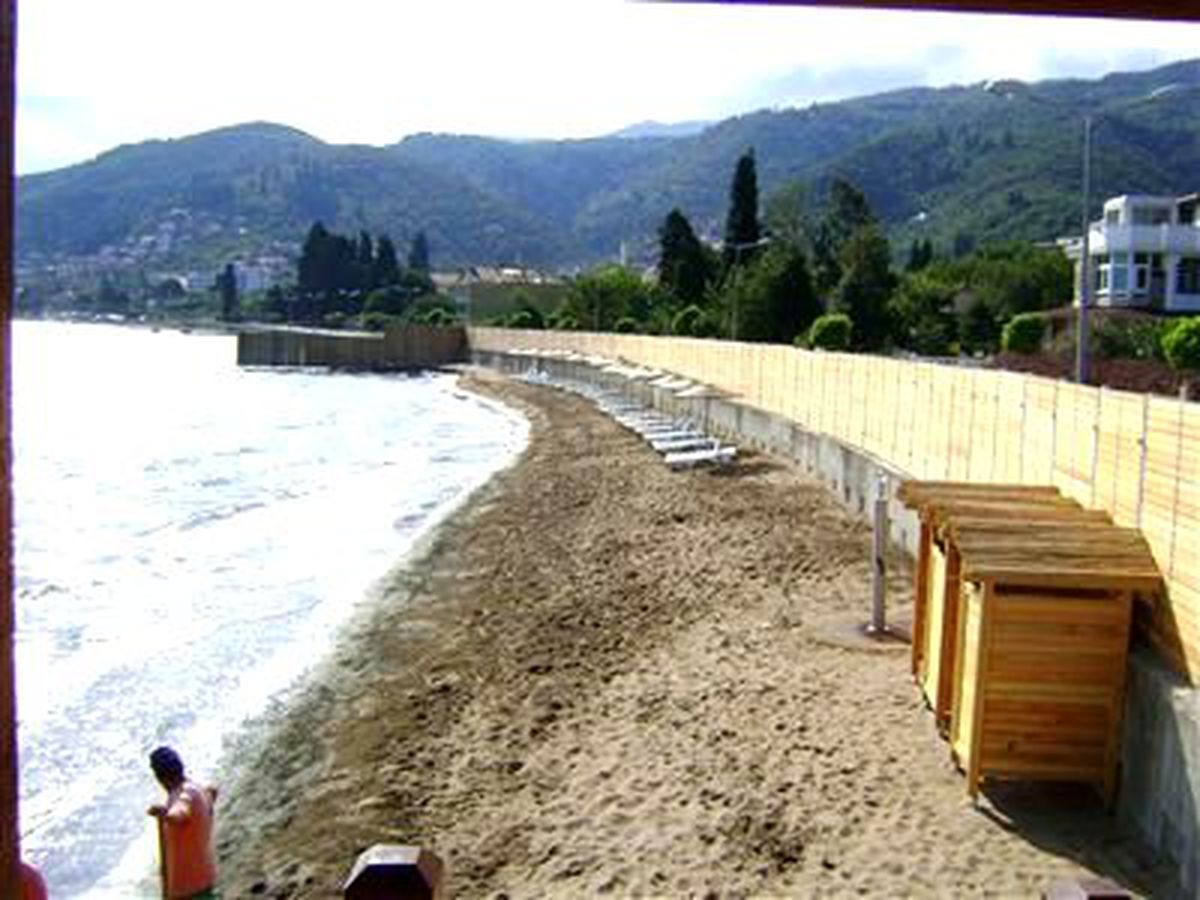 Büyükşehir\'in Tartışılan Plajı Açıldı