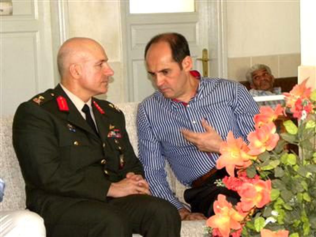 Edremit\'te Bayramlaşmada Protokol Üyeleri El Öpüp, Gönül Aldı