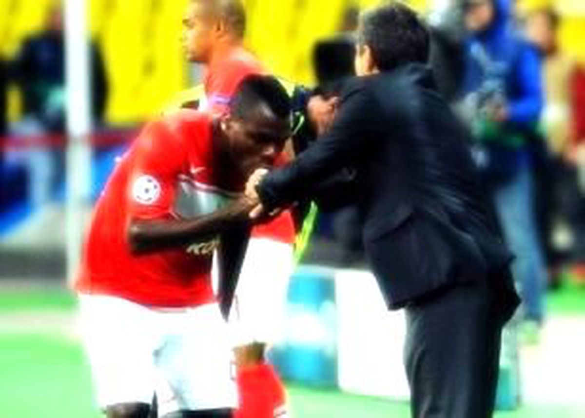 Emenike ve Aykut Kocaman\'ın İlginç Anı!..