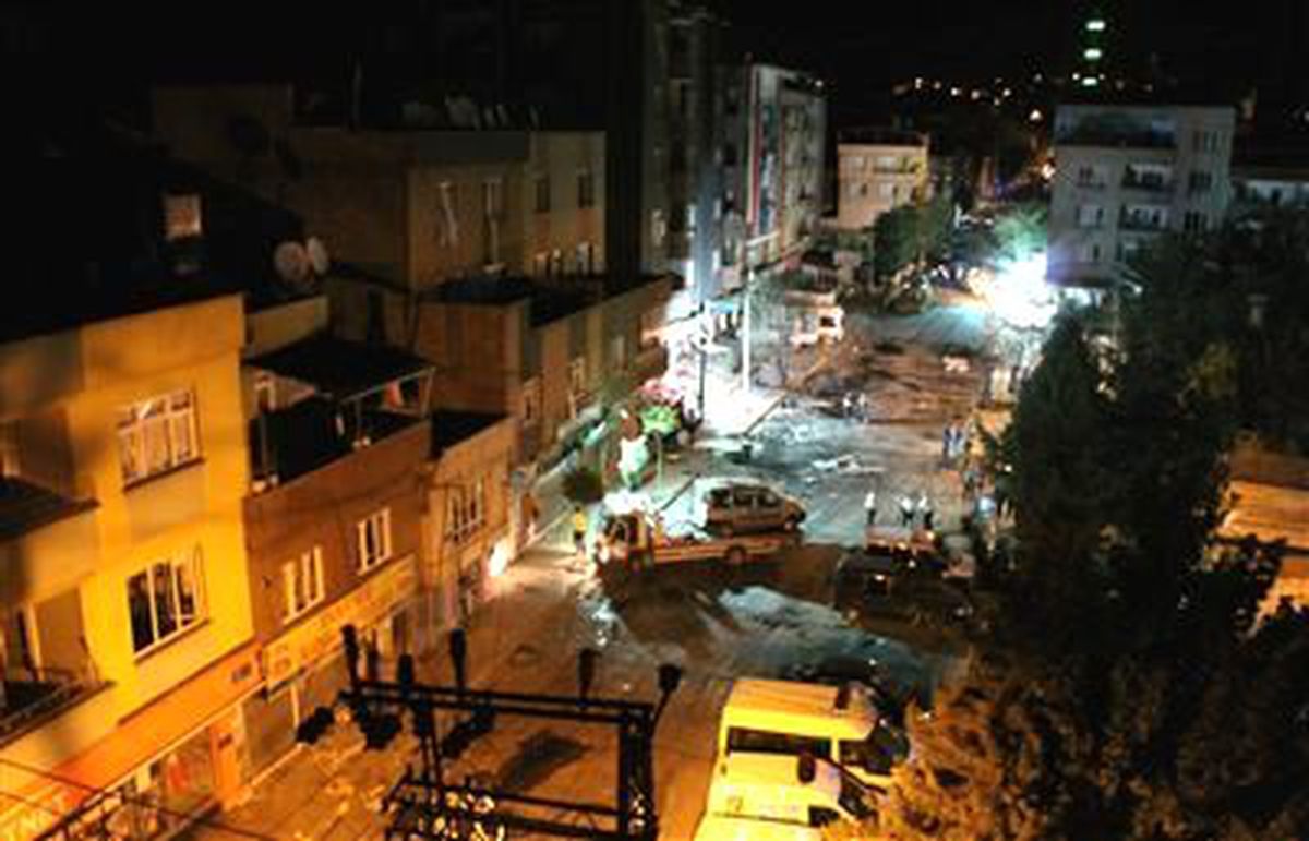Gaziantep Valisi Erdal Ata, Karşıyaka Polis Merkezi Yakınında Zaman Ayarlı Bomba Yüklü Araçla...