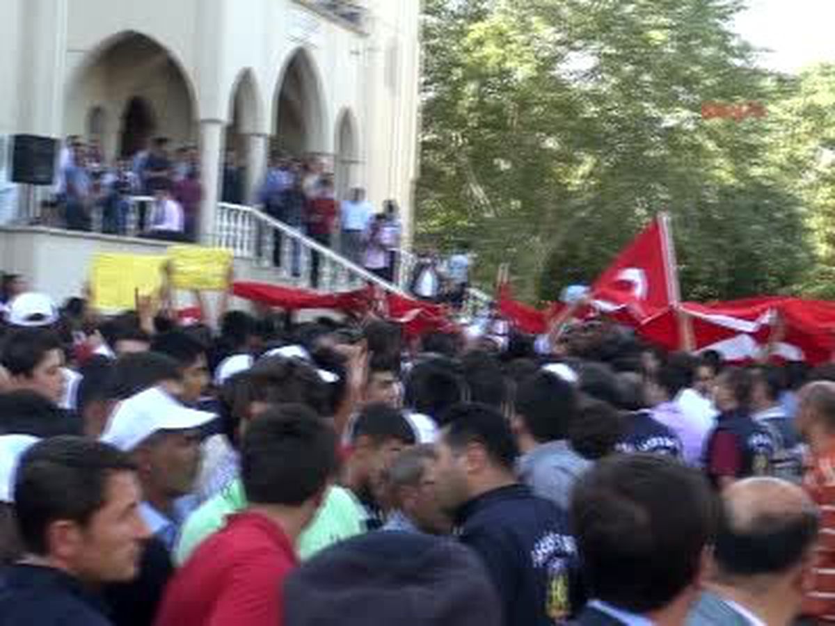 Cenazede Bakanlara Pet Şişeli Protesto