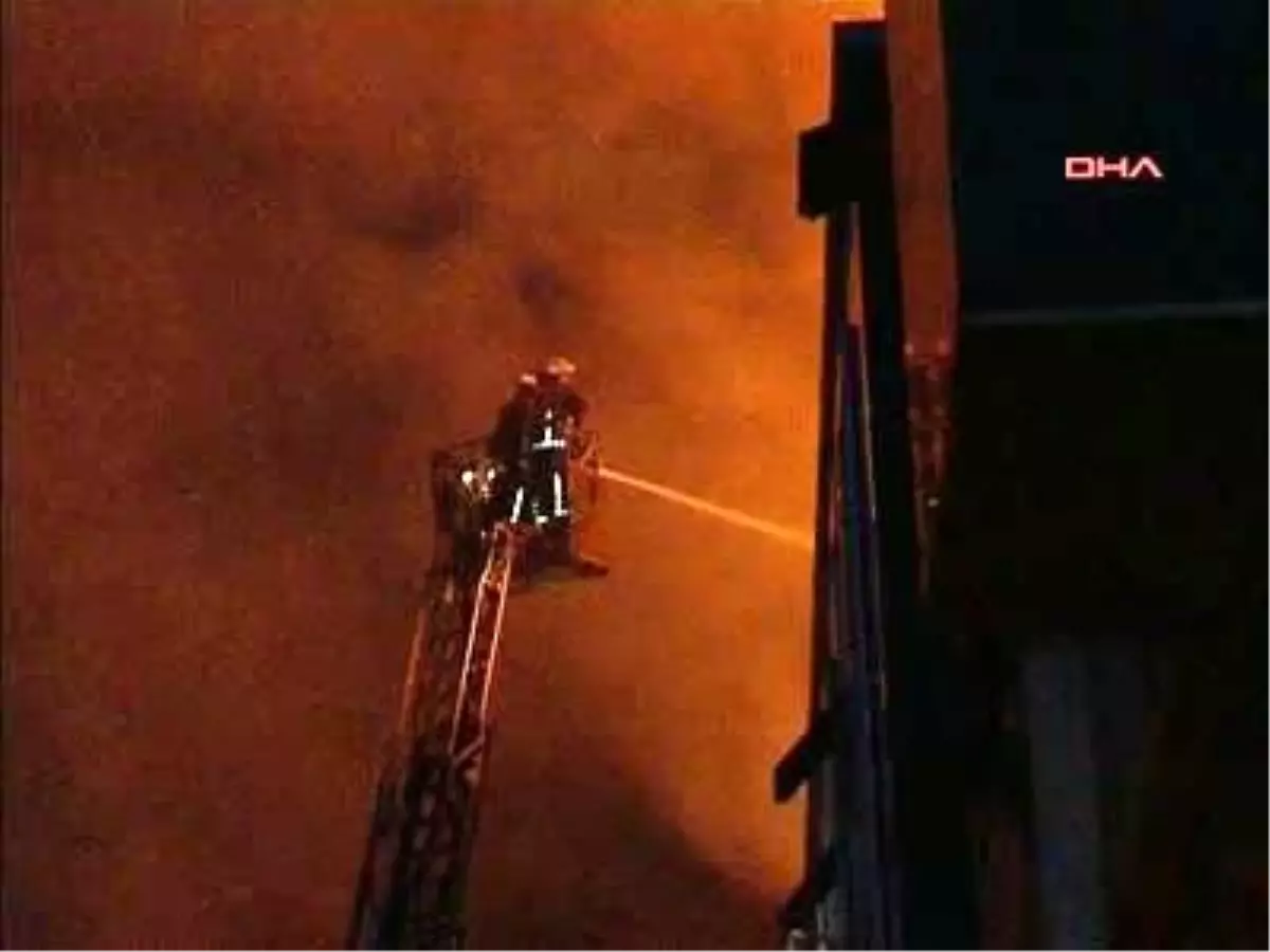 Giyim Fabrikası Alev Alev Yandı *bahçelievler\'de Bir Giyim Fabrikasının Çatı Katında Yangın Çıktı.