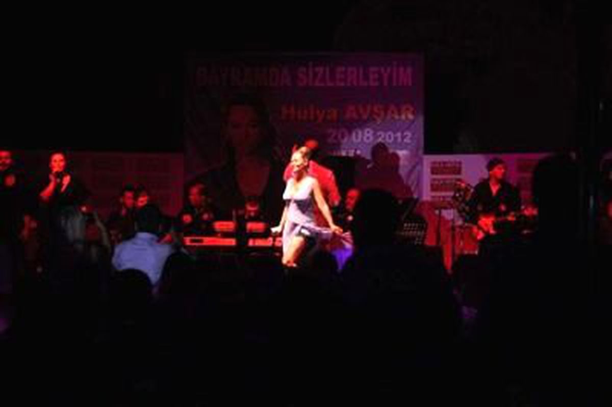 Hülya Avşar\'dan Çeşme\'de Konser