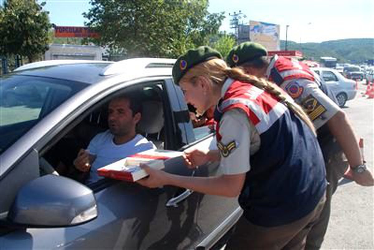 Jandarma Tatilcileri Çikolata ile Uğurladı