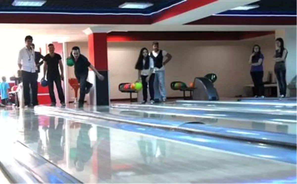 Kırşehir\'in İlk Bowling Salonu Hizmete Girdi