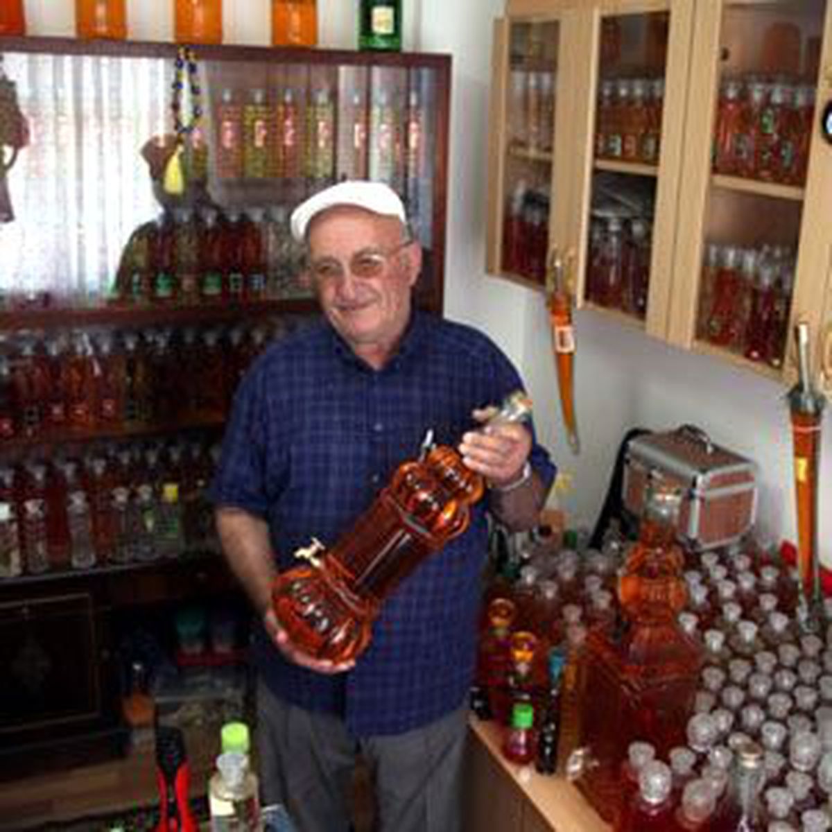 Kolonya Şişesi Koleksiyonunu Evinde Sergiliyor