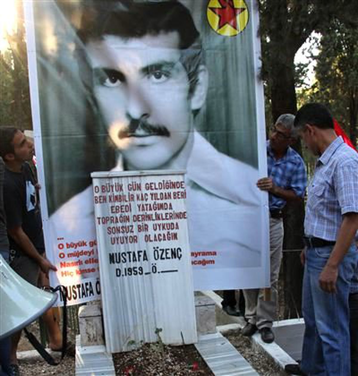 Mezarlıkta 12 Eylül Protestosu