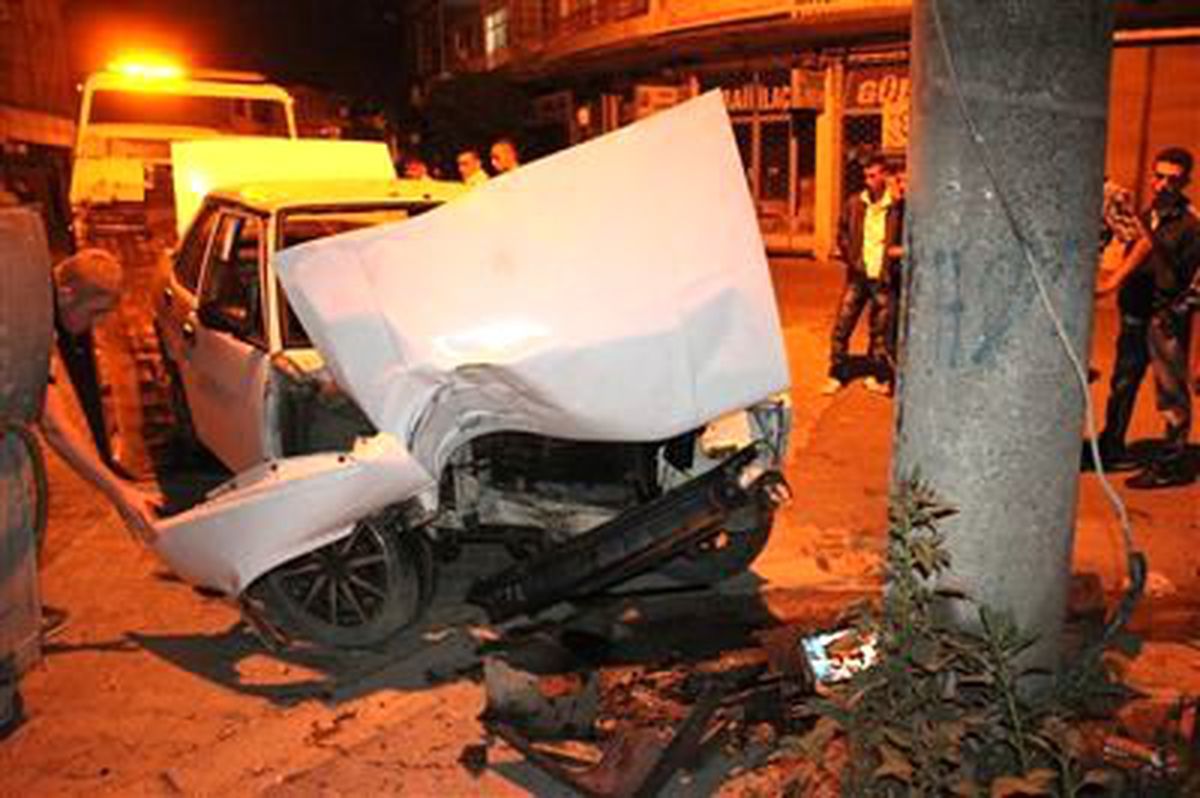Otomobil Direğe Çarptı: 2 Yaralı