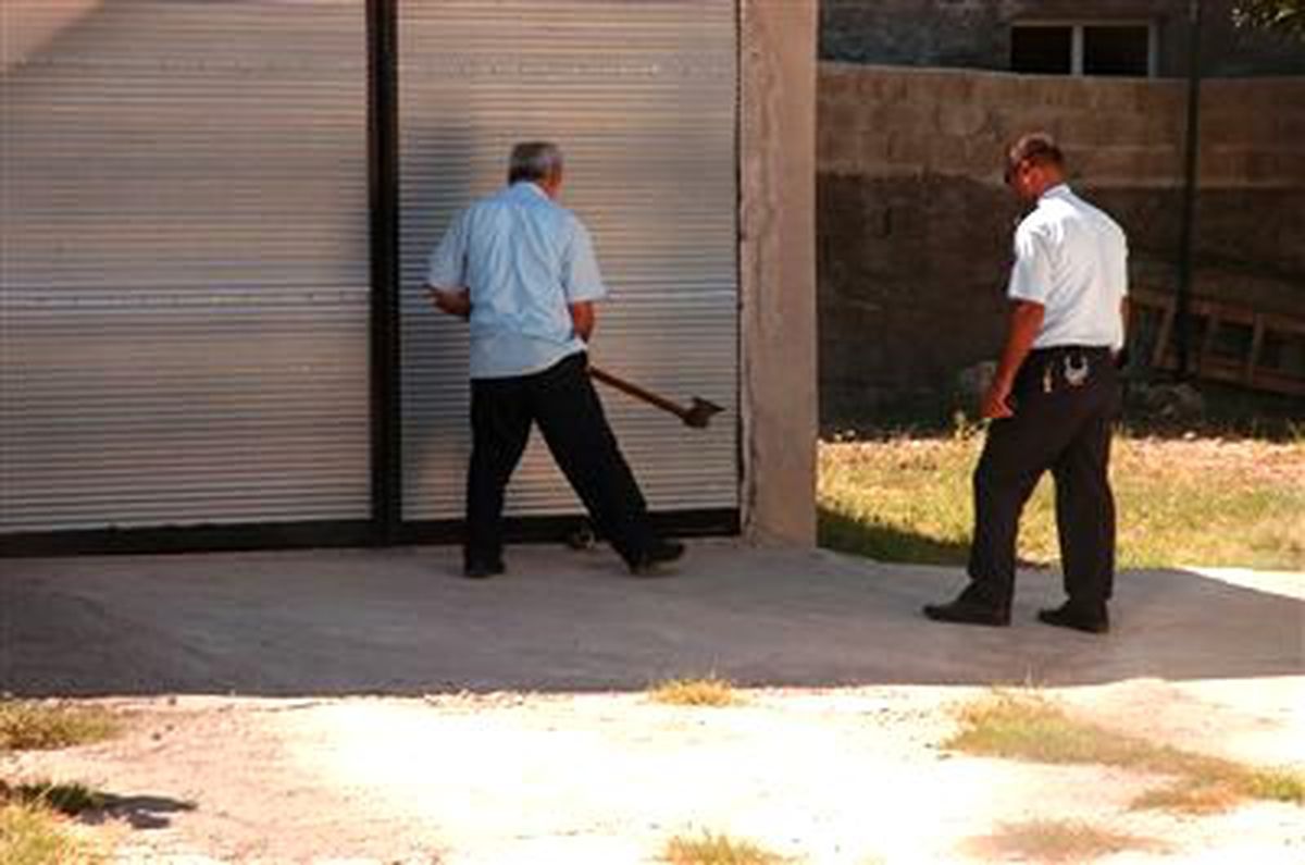 Polis ve İtfaiyeden Kedi Kurtarma Operasyonu