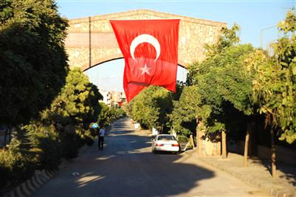Şehidin Köyü Türk Bayraklarıyla Donatıldı