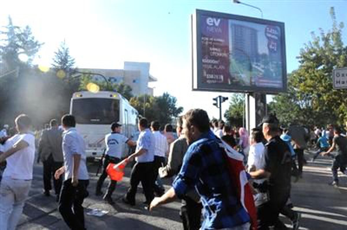 Şehit Cenazesinde Bakanlara Pet Şişeli Protesto
