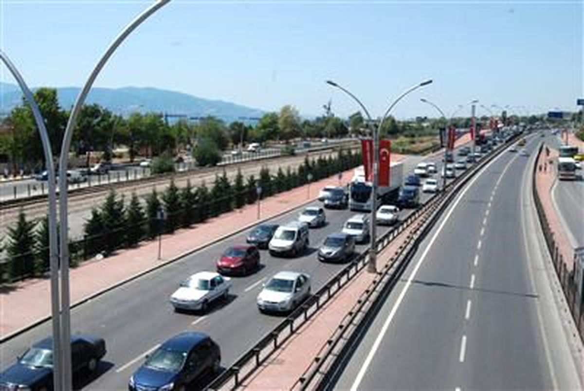 Tem Otoyolu Kocaeli Kesiminde Trafik İstanbul İstikametine Çift Yönlü Akmaya Başladı