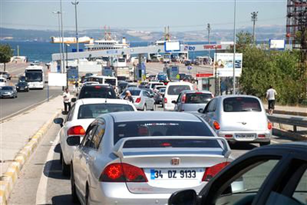 Topçular Feribot İskelesinde Bayram Yoğunluğu