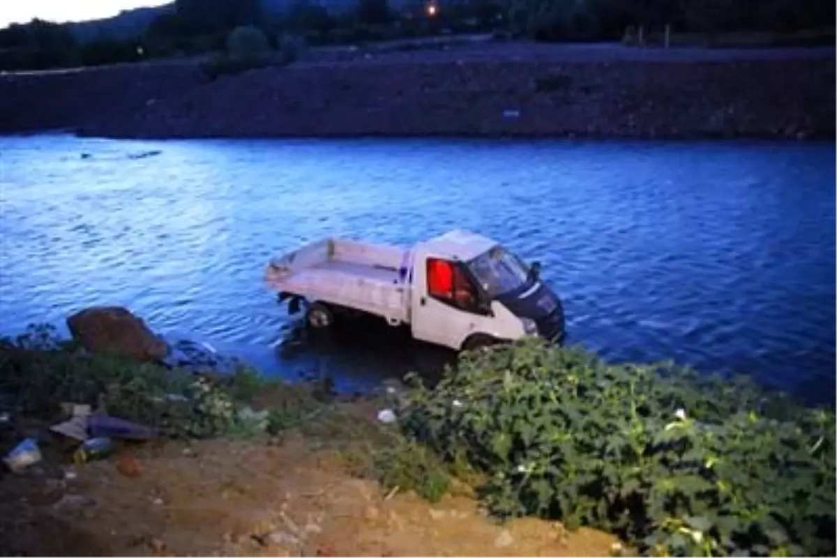 Yeşilırmak\'a Pikap Uçtu: 2 Yaralı