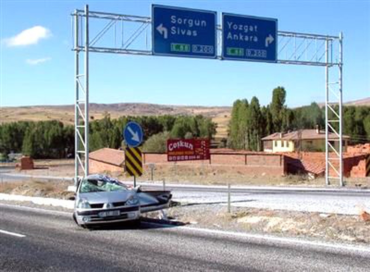 Yozgat\'ta Otomobil Takla Attı; 3 Yaralı