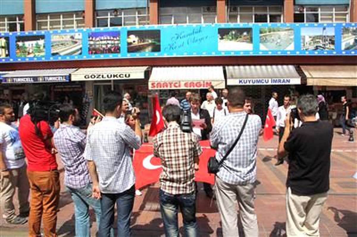 15 Kişi Teröre Tepki Gösterdi