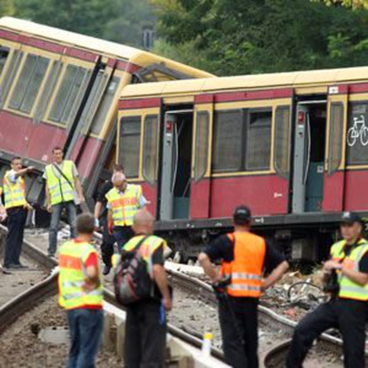 Almanya -Berlin\'de Banliyö Treni Raydan Çıktı