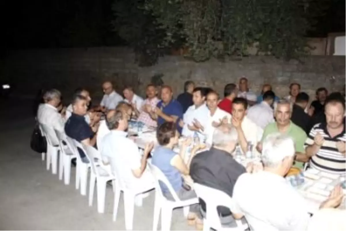 Antalya Ülkü Ocakları'ndan 1500 Kişilik İftar Yemeği