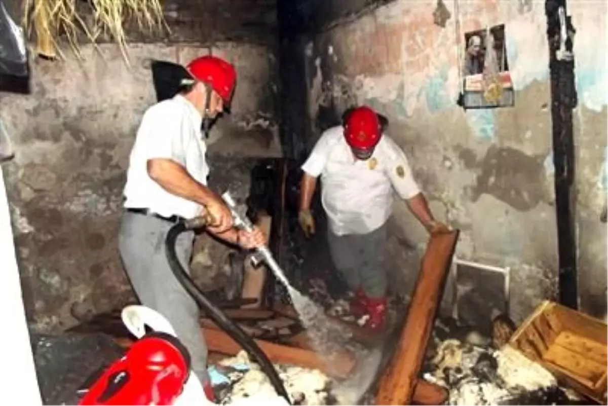 Ayvalık\'ta Ev Yangını