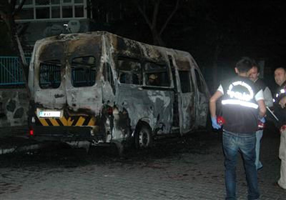Minibüs Kundaklandı