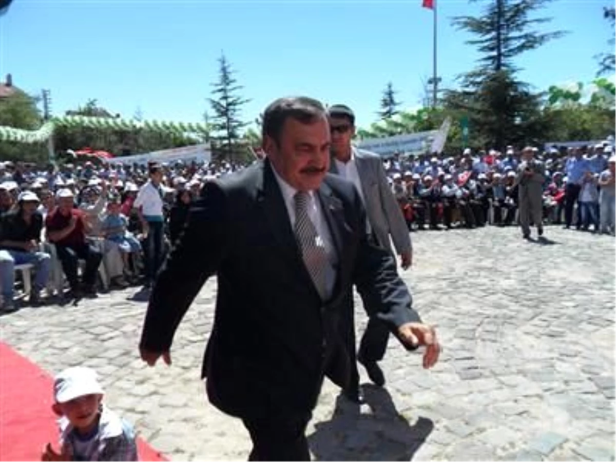 Bakan Eroğlu Gülcan Mıngır ile Temel Attı