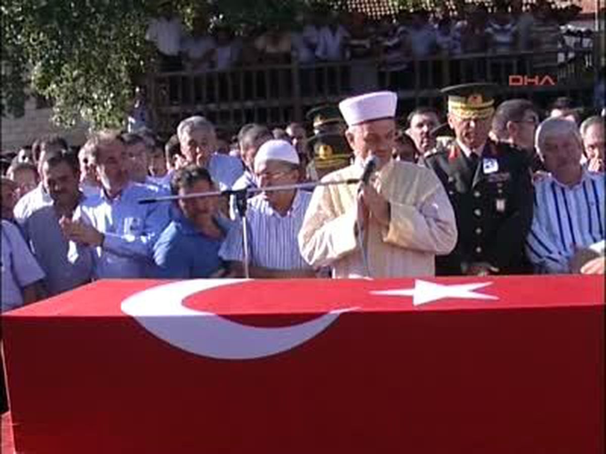 Bakan Askeri Bandoyu Susturdu
