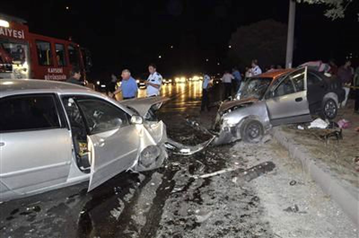 İki Otomobil Çarpıştı: 7 Yaralı