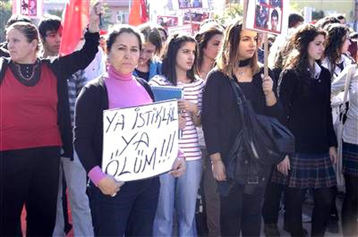 Çanakkaleliler Meydana İniyor