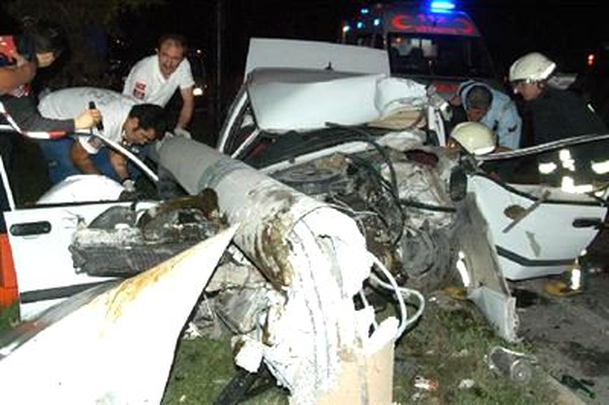 Çarptığı Elektrik Direği Otomobilin Üzerine Düştü: 2 Yaralı