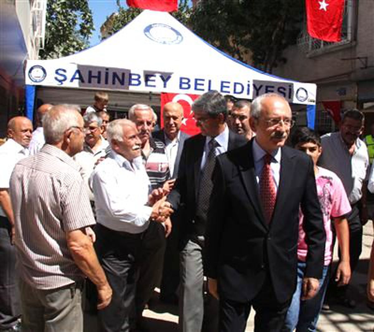 CHP Lideri Kılıçdaroğlu, Saldırıda Hayatını Kaybeden Sena\'nın Ailesini Ziyaret Etti