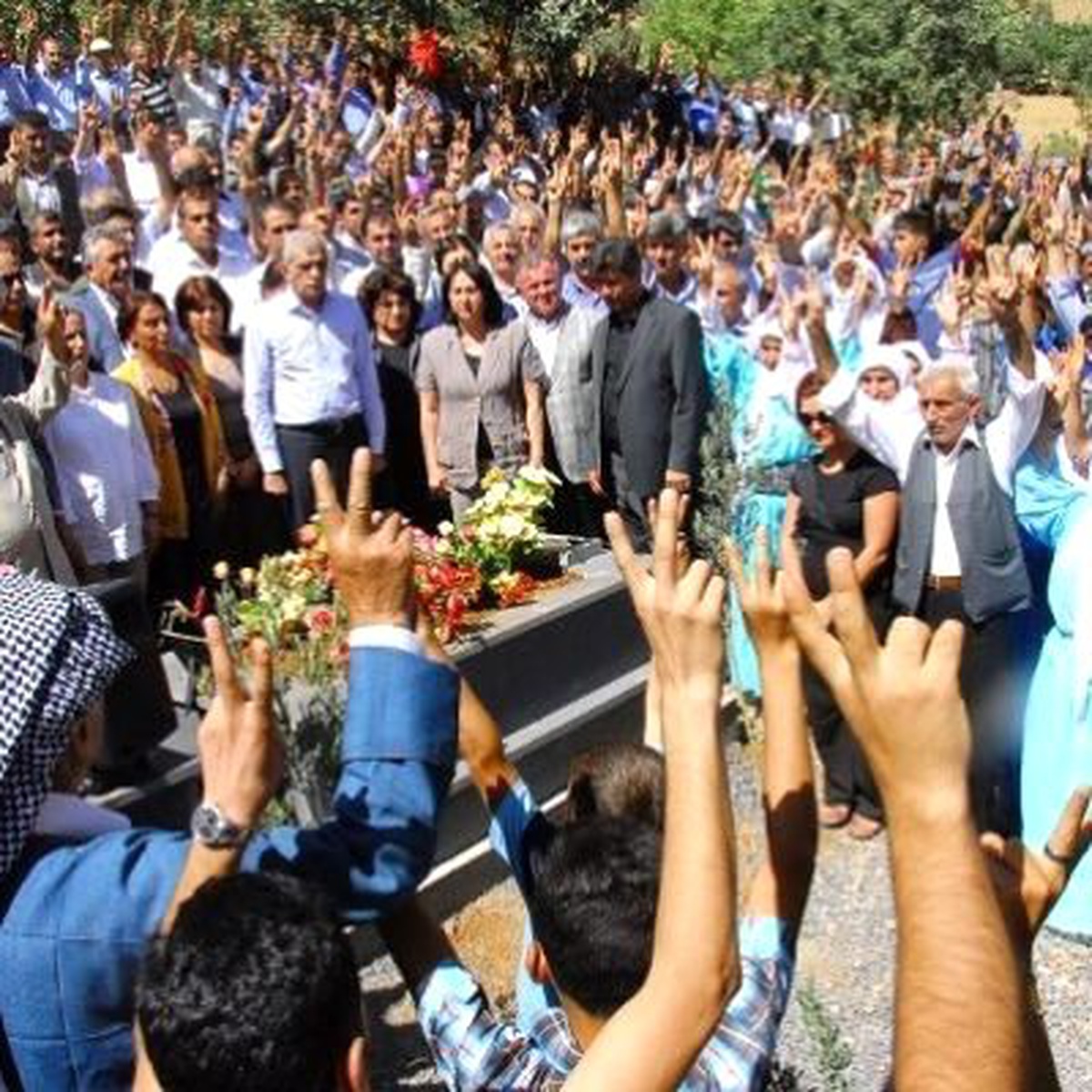 Dtk ve BDP\'liler Uludere\'de Hayatını Kaybeden 34 Kişinin Yakınlarını Ziyaret Etti