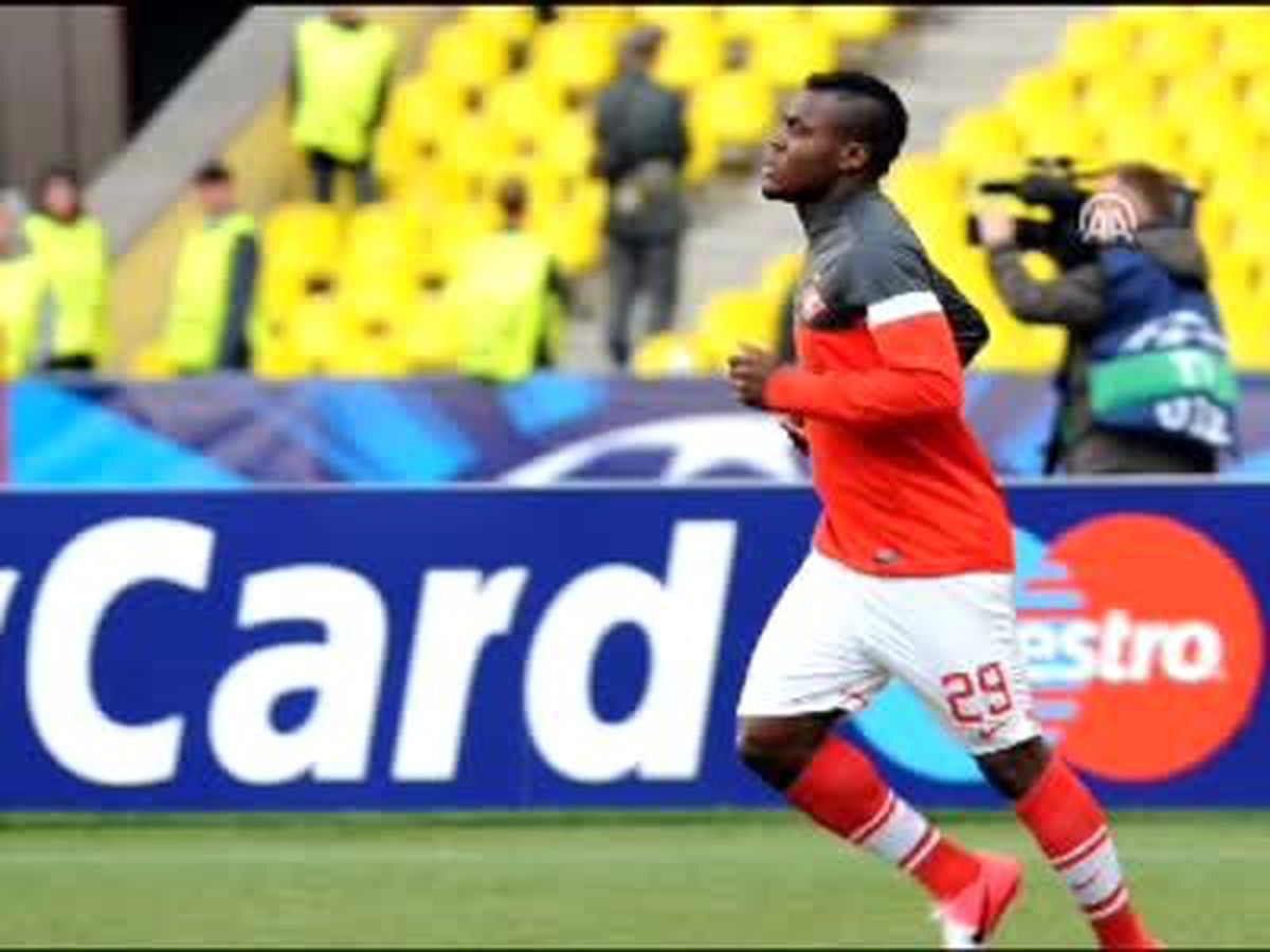 Emenike, Aykut Kocaman\'ın Elini Öptü
