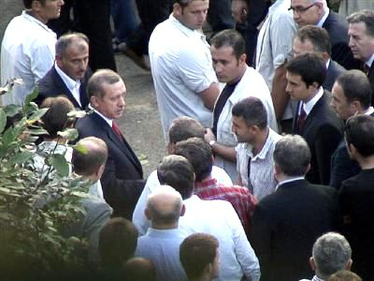 Erdoğan, Rize\'de Teyzesinin Cenazesine Katıldı; Cehennem Var Bu Zalimlere, Bu Teröristlere (2)