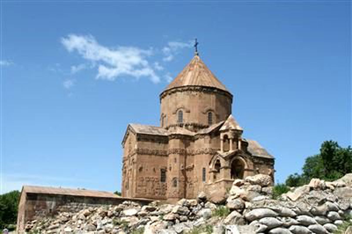 Ermeni Ayinine Doğru