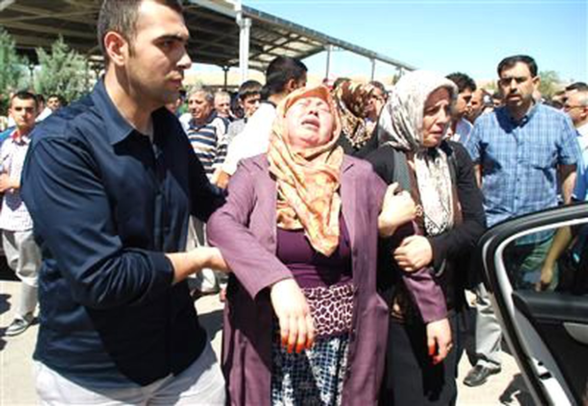 Gaziantep\'te Terör Kurbanları Toprağa Veriliyor (7)
