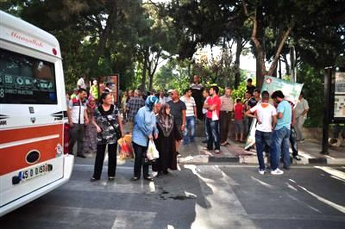 Gençlerin Kız Arkadaşıyla Gezme Kavgası: 2 Yaralı