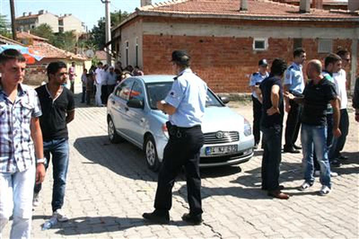 Gözaltı İçin Giden Polisleri Darp Ettiler