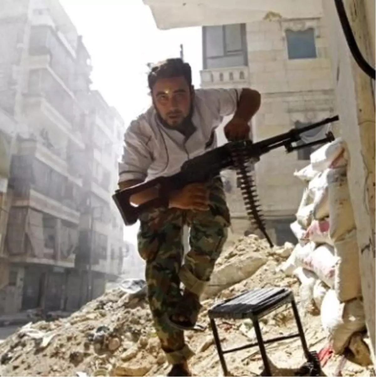 Halep\'te Muhalifler Havalimanının Kontrolünü Ele Geçirmeye Çalışıyor