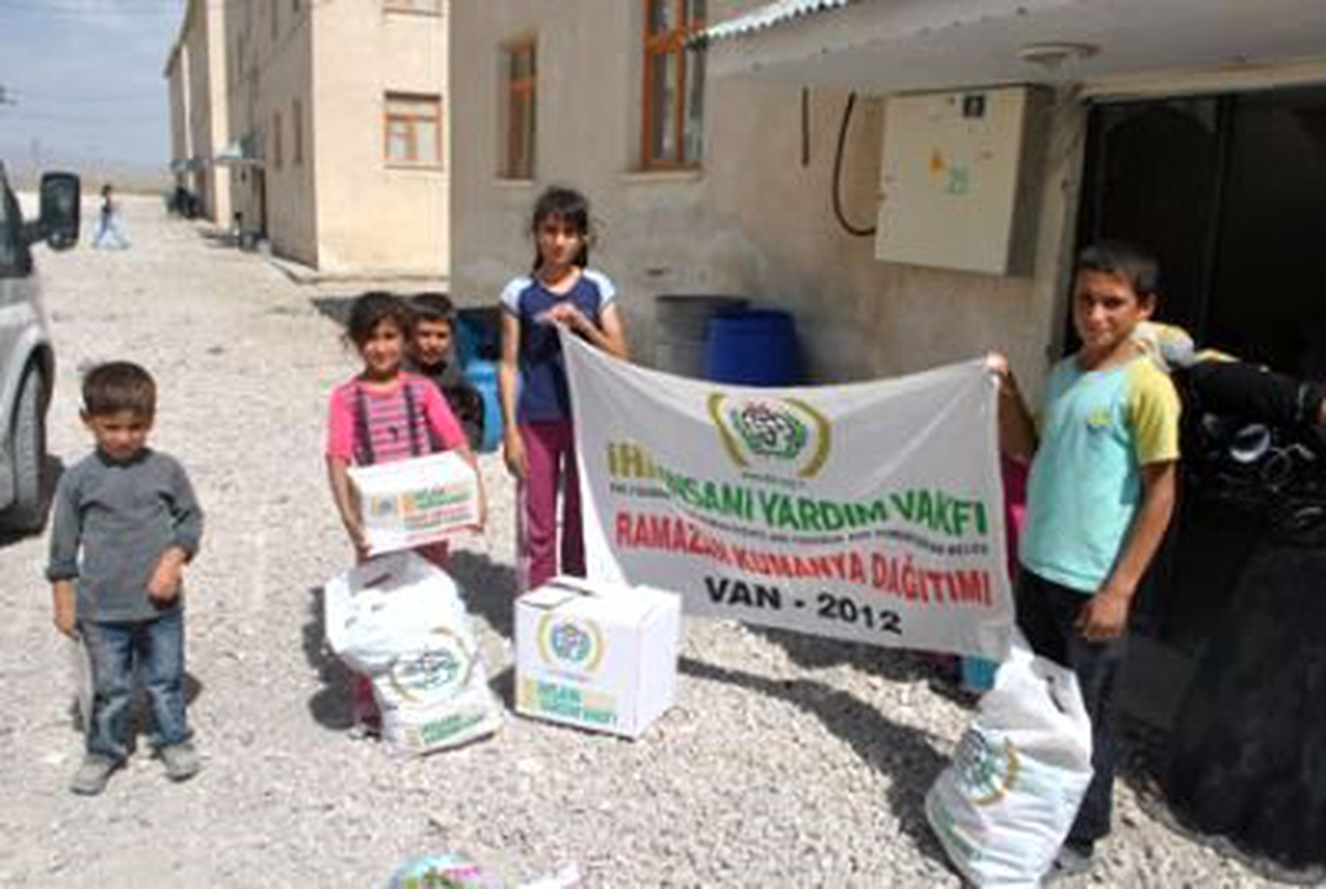 İHH, Tüm Ramazan Boyunca Vanlıların Yanındaydı