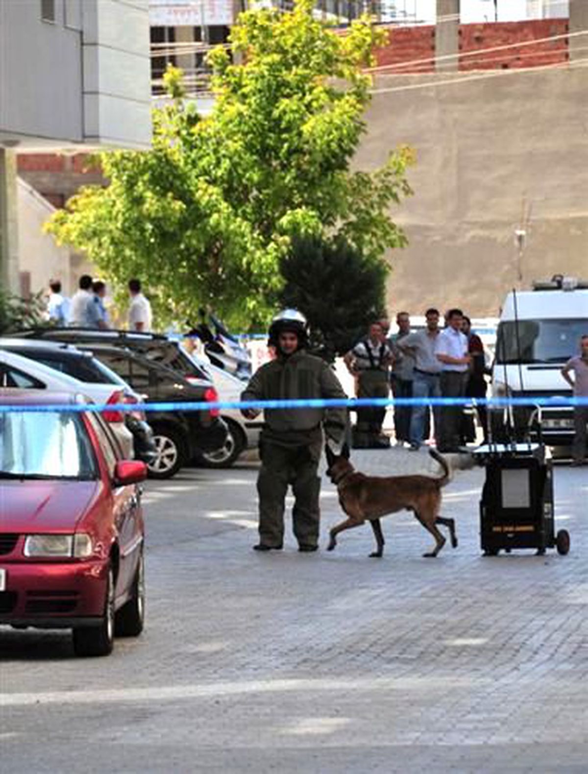 İzmir Adliyesi\'nde Bombalı Araç Paniği
