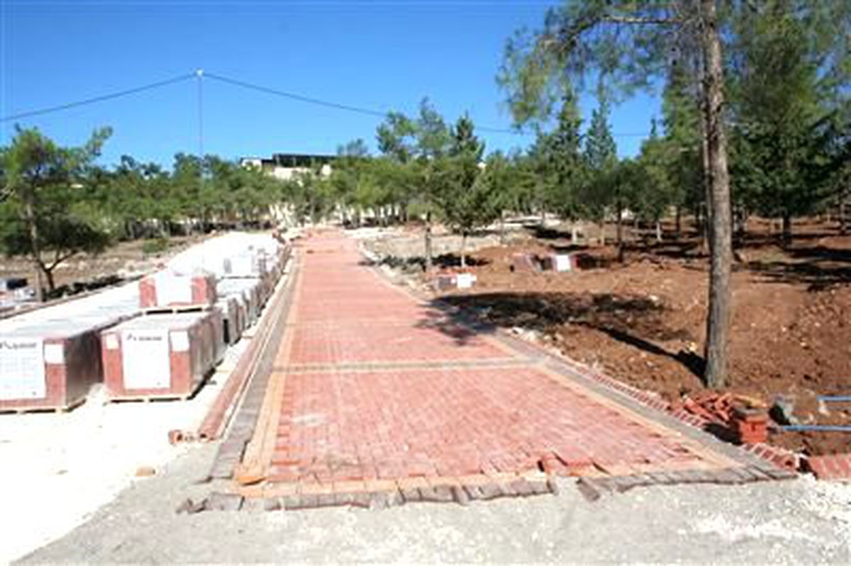 Karataş Parkı\'nda Çalışmalar Devam Ediyor
