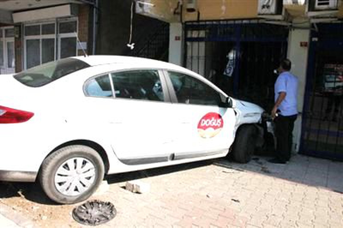 Kaza Yapan Otomobil İşyerine Girerek Durabildi: 2 Yaralı