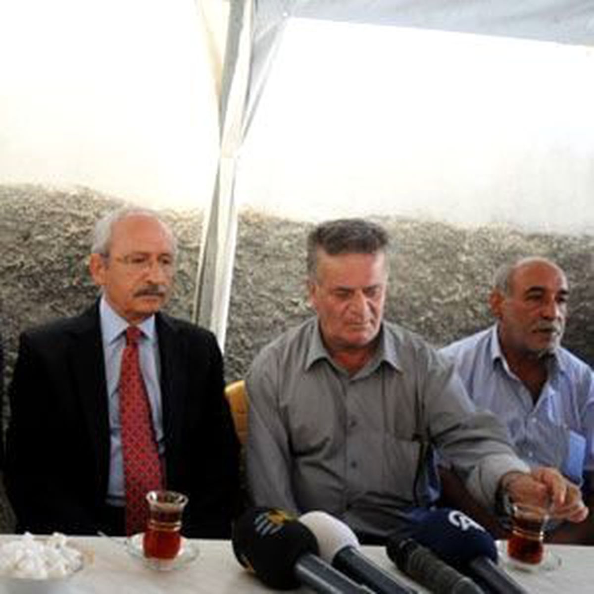 Kılıçdaroğlu Şehit Evini Ziyaret Etti