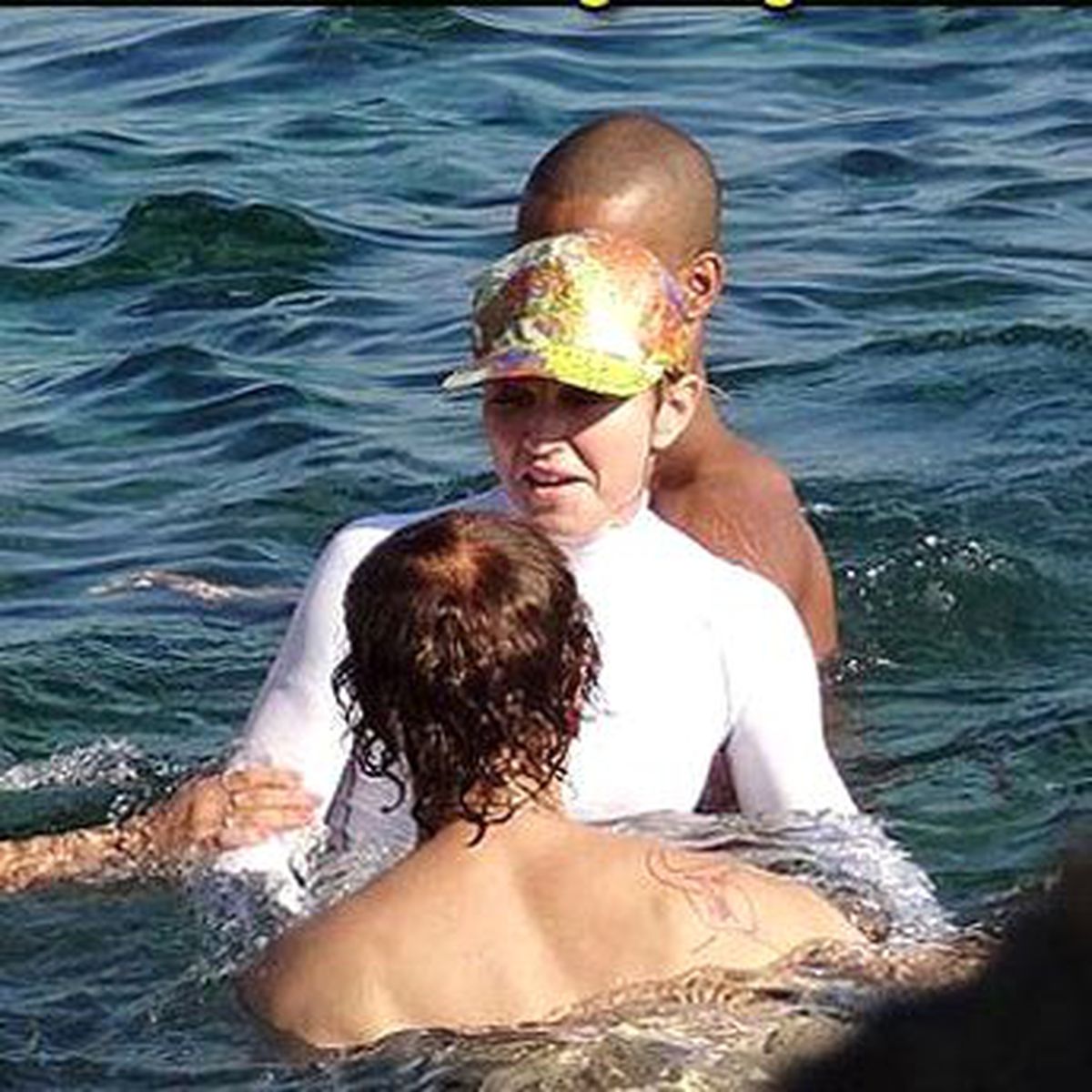 Madonna Denize Elbiseyle Girdi