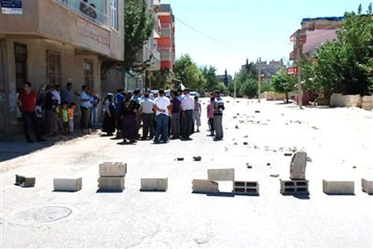 Mahalle Sakinleri Yolu Trafiğe Kapadı