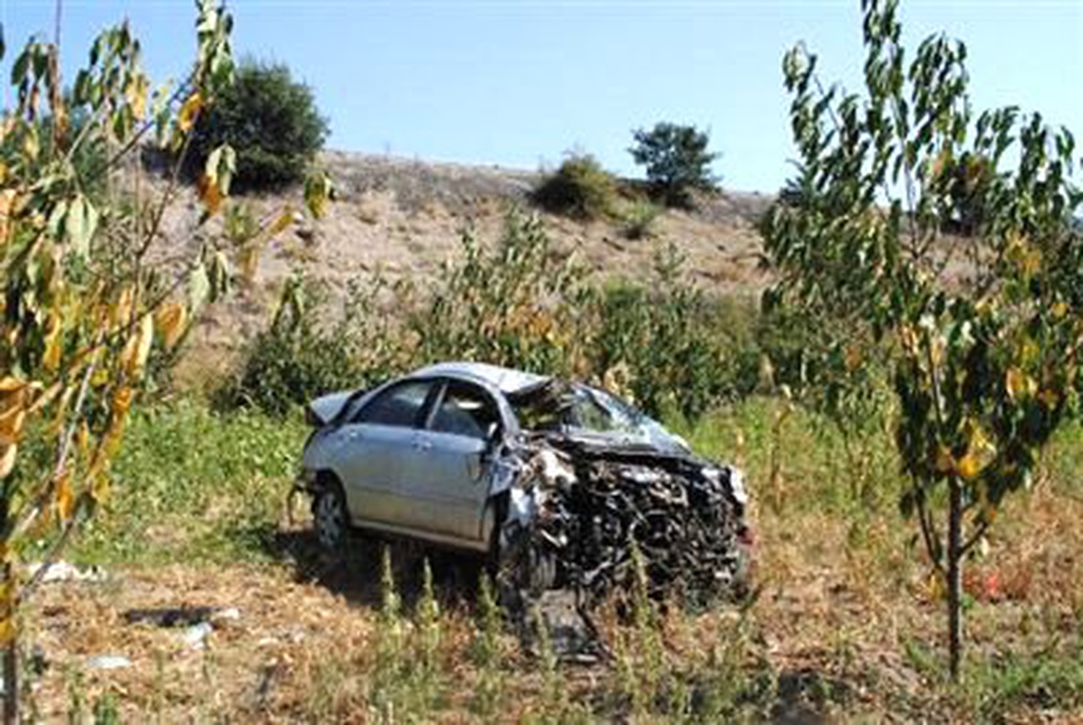 Otomobil Tarlaya Uçtu: 3 Ölü 2 Yaralı