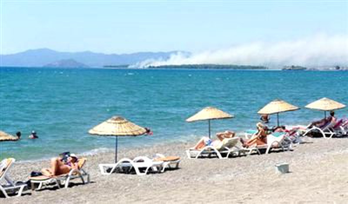 Sazlık Alev Alev Yandı, Turistler Denizden İzledi