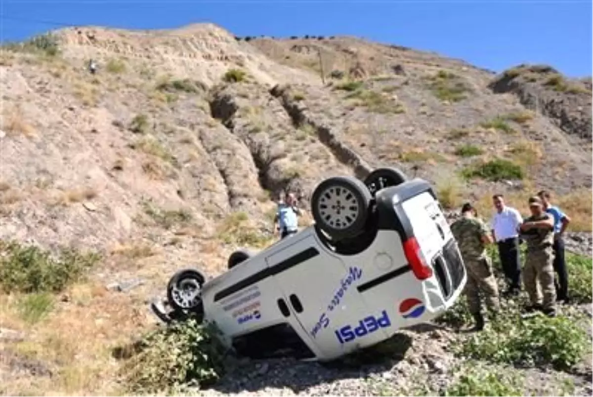 Sivas\'ta Kamyonet Devrildi: 1 Ölü, 1 Yaralı (Fotoğraflı