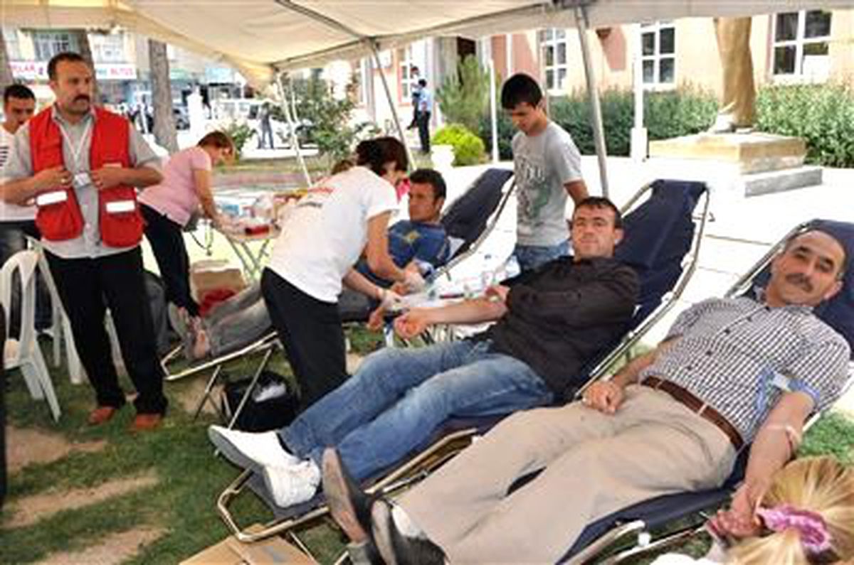 Suşehri\'nde Kızılay\'a Kan Bağışı